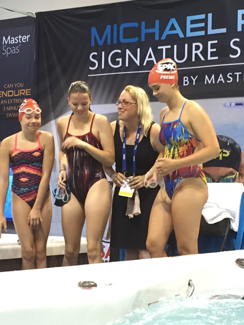 Heidi poseert voor foto met zwemmers bij zwemwedstrijden in Omaha
