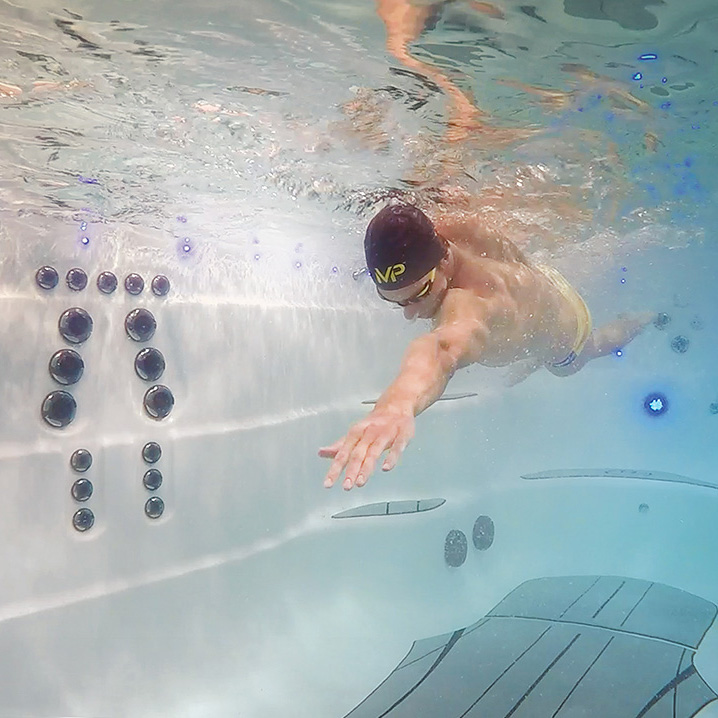 Michael Phelps zwemt onder water in een zwemspa