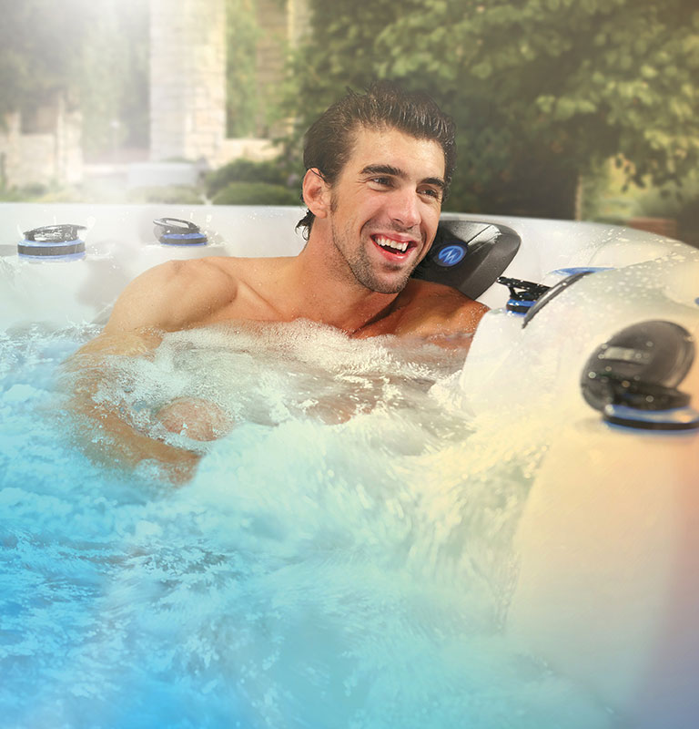 Michael phelps ontspant in een master spa bubbelbad