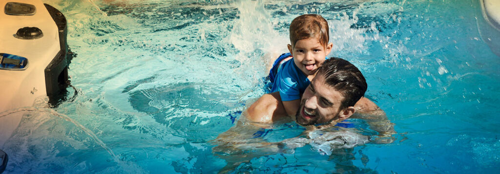 Phelps en zijn familie schitteren in nieuwe video van Master Spas