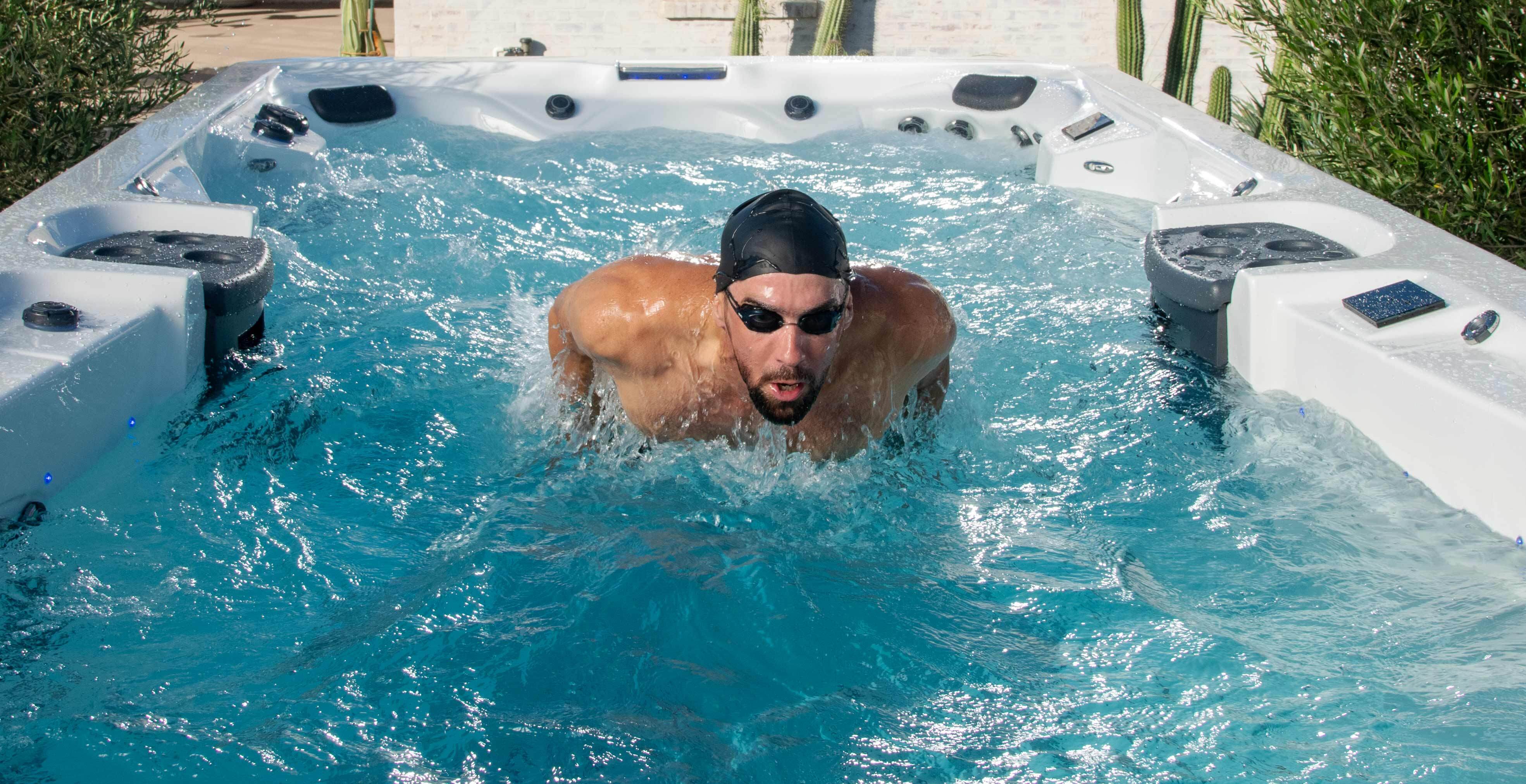 Michael Phelps zwemt in een zwemspa
