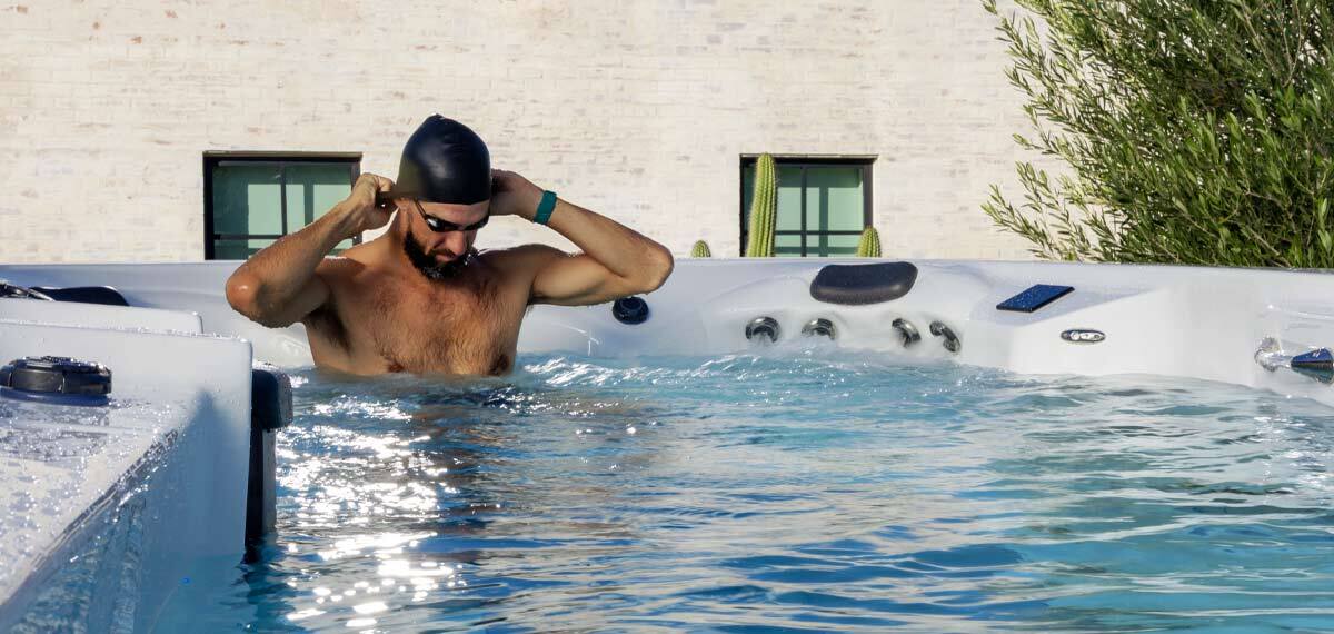 Michael Phelps traint in een zwemspa.