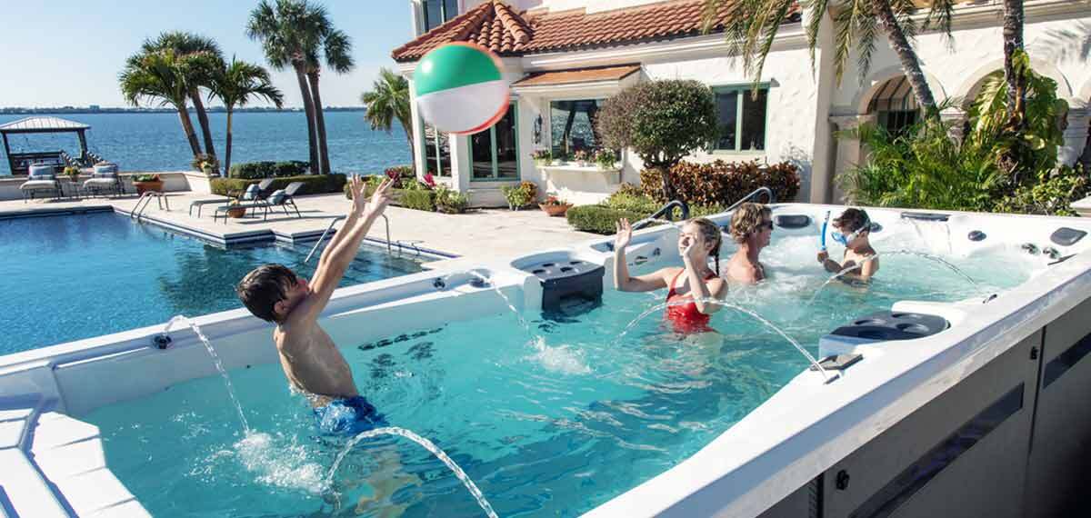 Phelps en familie in een zwemspa.