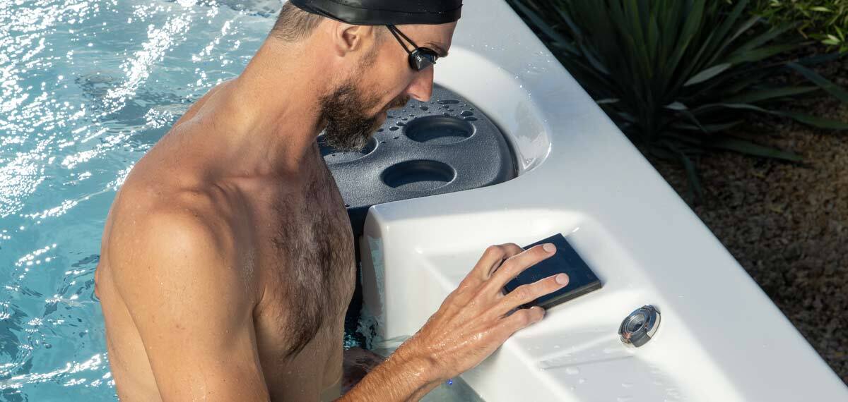 Michael Phelps gebruikt het touchscreen-bedieningspaneel op een zwemspa.