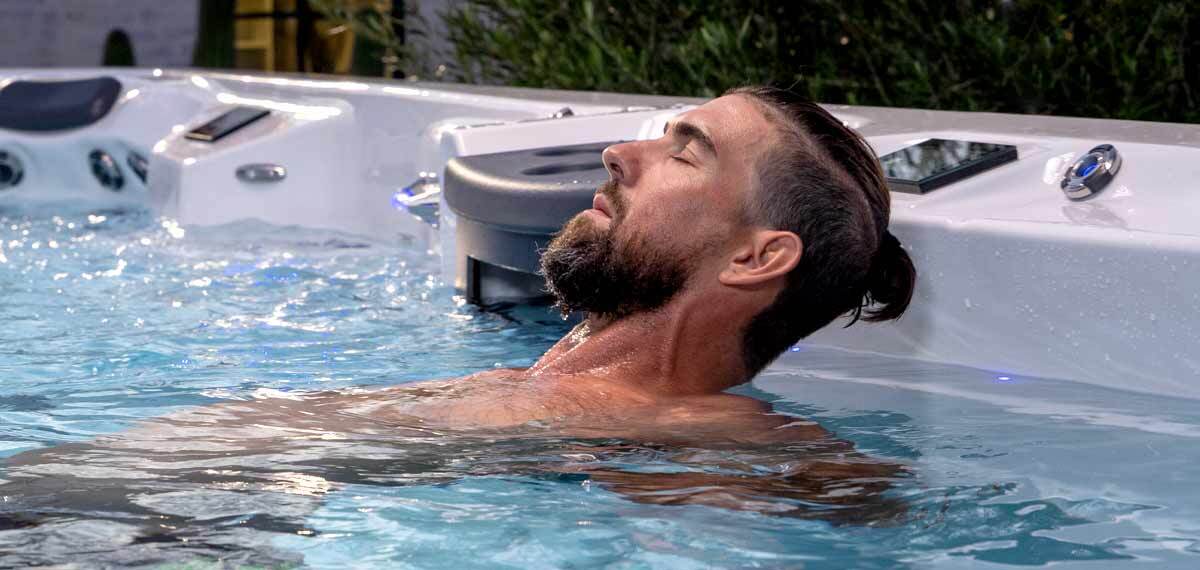 Michael Phelps ontspant zich in een therapiezetel van een zwemspa.