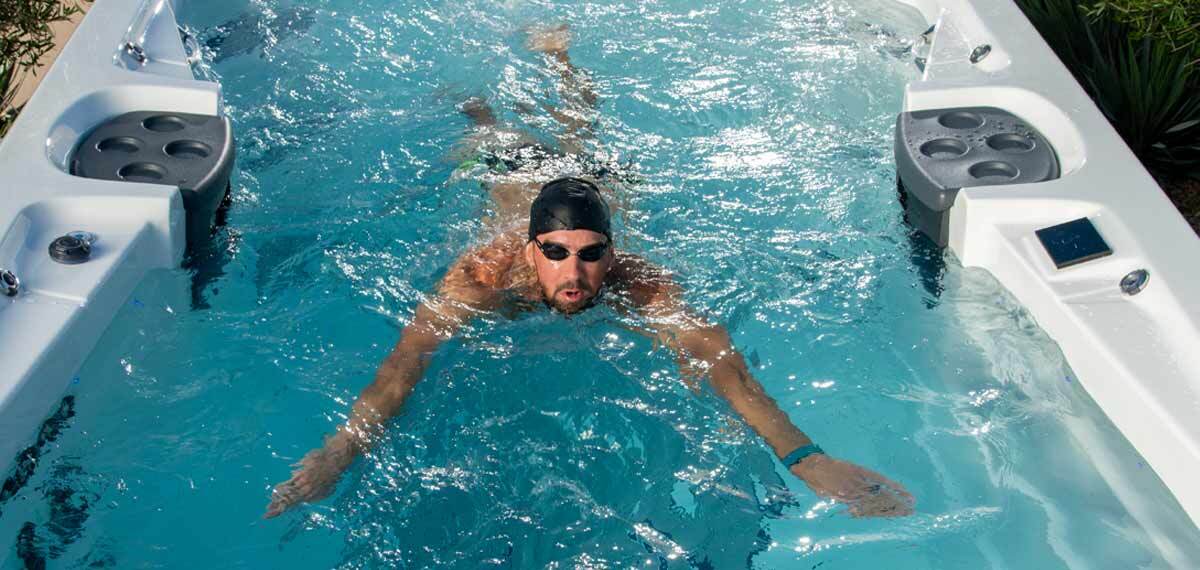 Michael Phelps zwemt in een MasterSpas-zwemspa