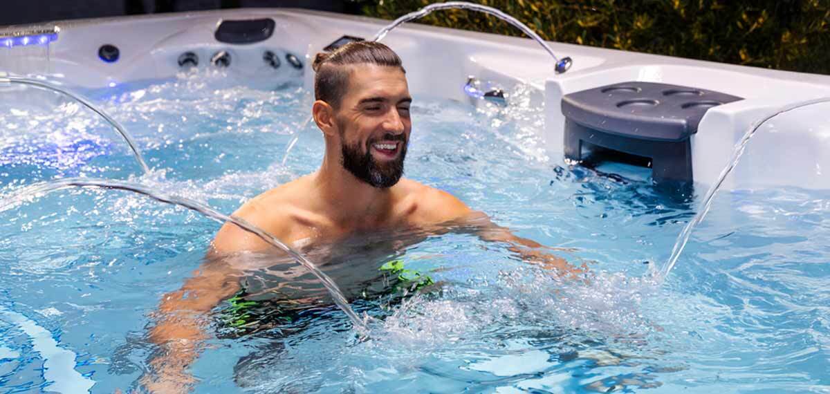 Michael Phelps in een zwemspa