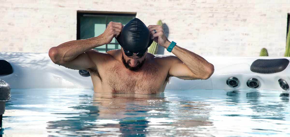 Phelps zet een badmuts op.