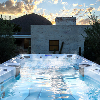 Stoom die op een koude avond uit een zwemspa opstijgt.