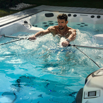 Vrouw die traint met de H2Xercise-set.