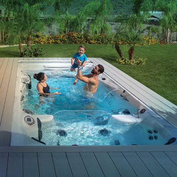 Michael, Nicole en Boomer Phelps genieten samen van hun tijd in een zwemspa.