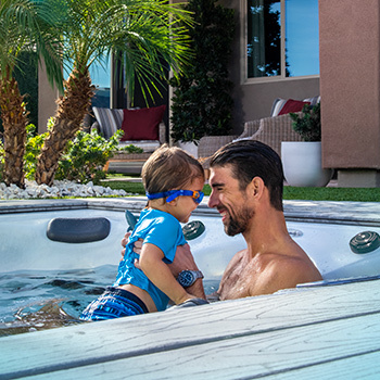 Phelps met zijn zoon Boomer in zijn armen.