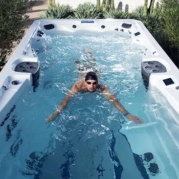 Phelps verandert de instellingen op het touchscreen van de zwemspa.