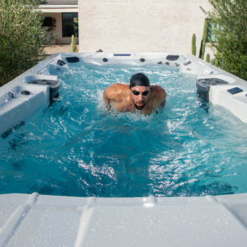 Phelps zwemt in een zwemspa.