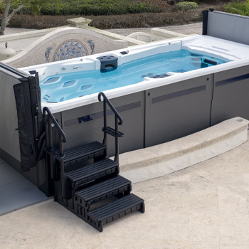 Trappen die naar een zwemspa leiden.