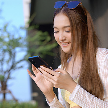 Vrouw bedient zwemspa via telefoon.