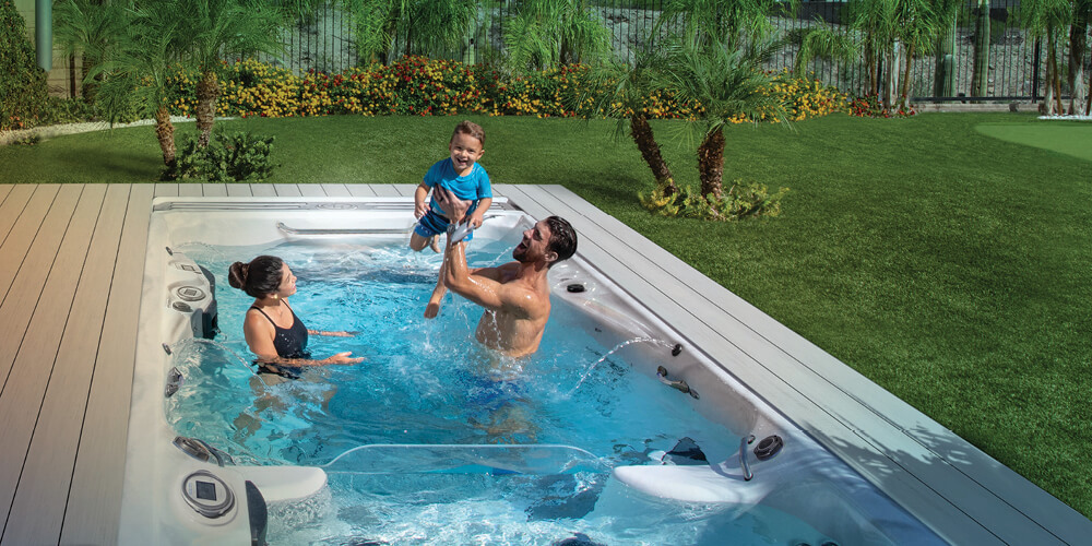 Michael Phelps en zijn gezin in een zwemspa.