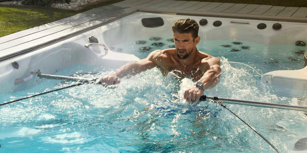 Phelps roeit met de trainingsset in een zwemspa.