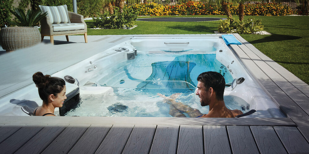 Michael en Nicole ontspannen zich in de hot tub van een Momentum D.