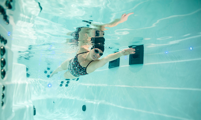 vrouw traint in een michael phelps zwemspa